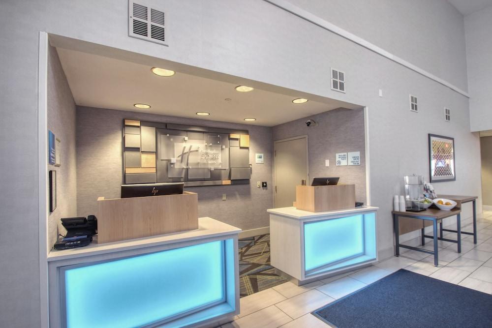 Holiday Inn Express Hotel & Suites Oshkosh - State Route 41 By Ihg Exterior foto