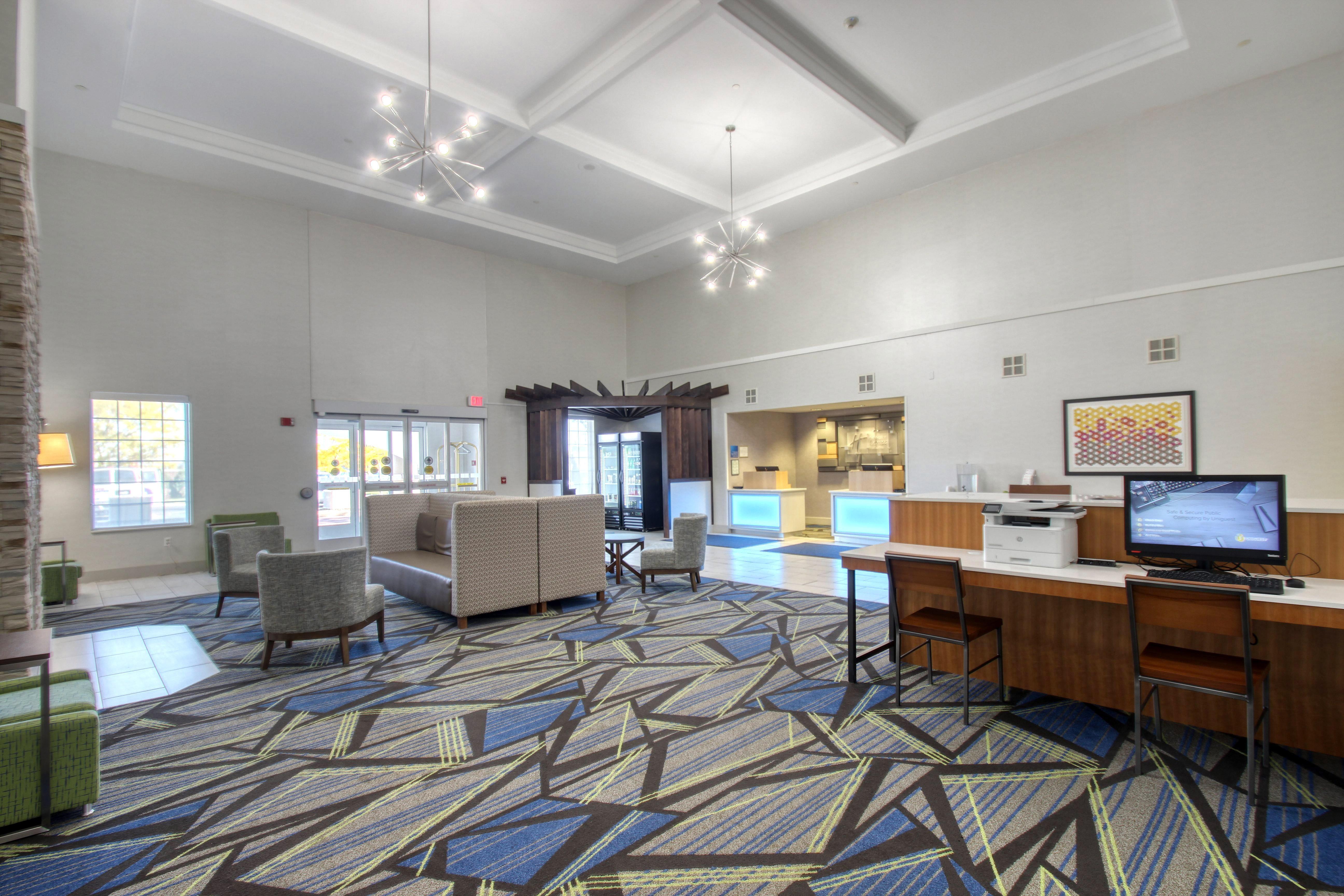 Holiday Inn Express Hotel & Suites Oshkosh - State Route 41 By Ihg Exterior foto