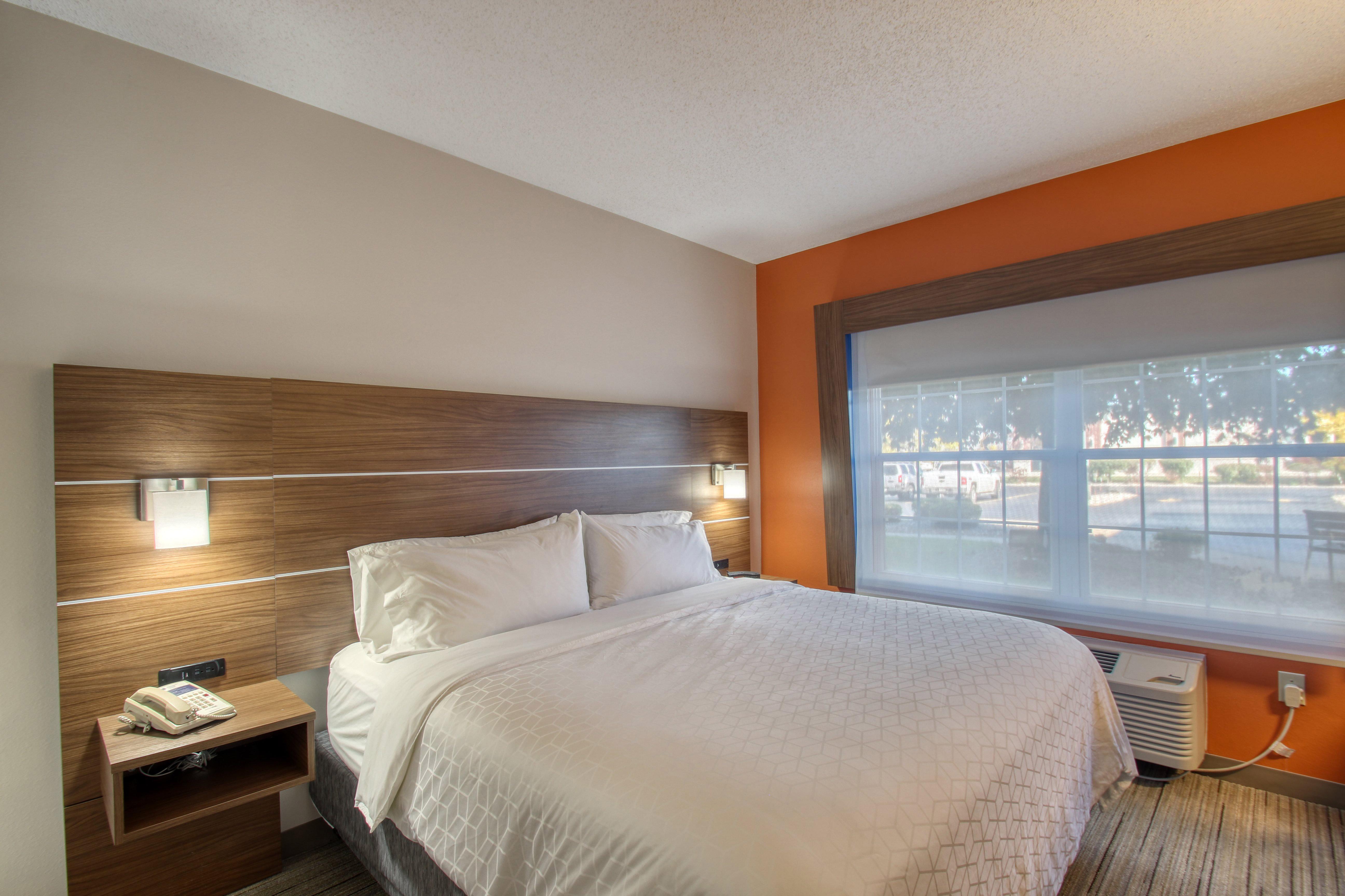 Holiday Inn Express Hotel & Suites Oshkosh - State Route 41 By Ihg Exterior foto
