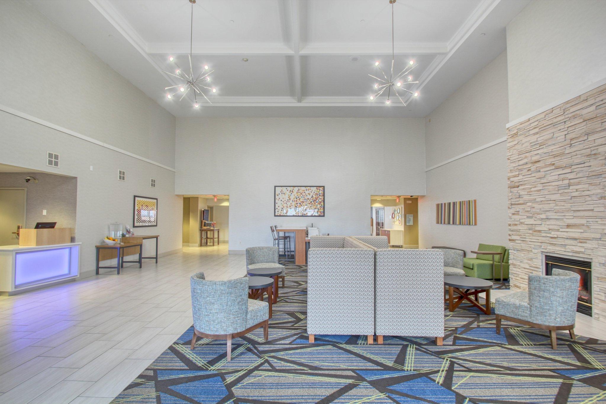 Holiday Inn Express Hotel & Suites Oshkosh - State Route 41 By Ihg Exterior foto