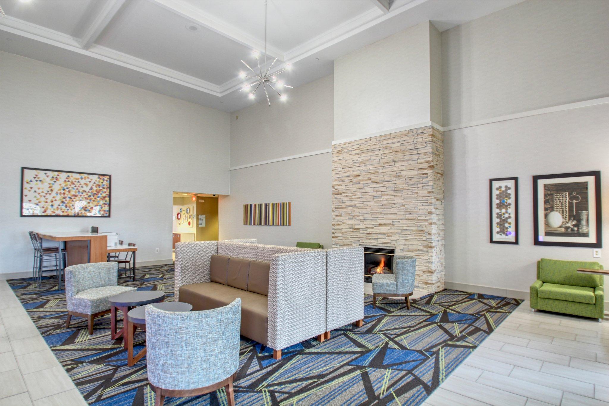 Holiday Inn Express Hotel & Suites Oshkosh - State Route 41 By Ihg Exterior foto