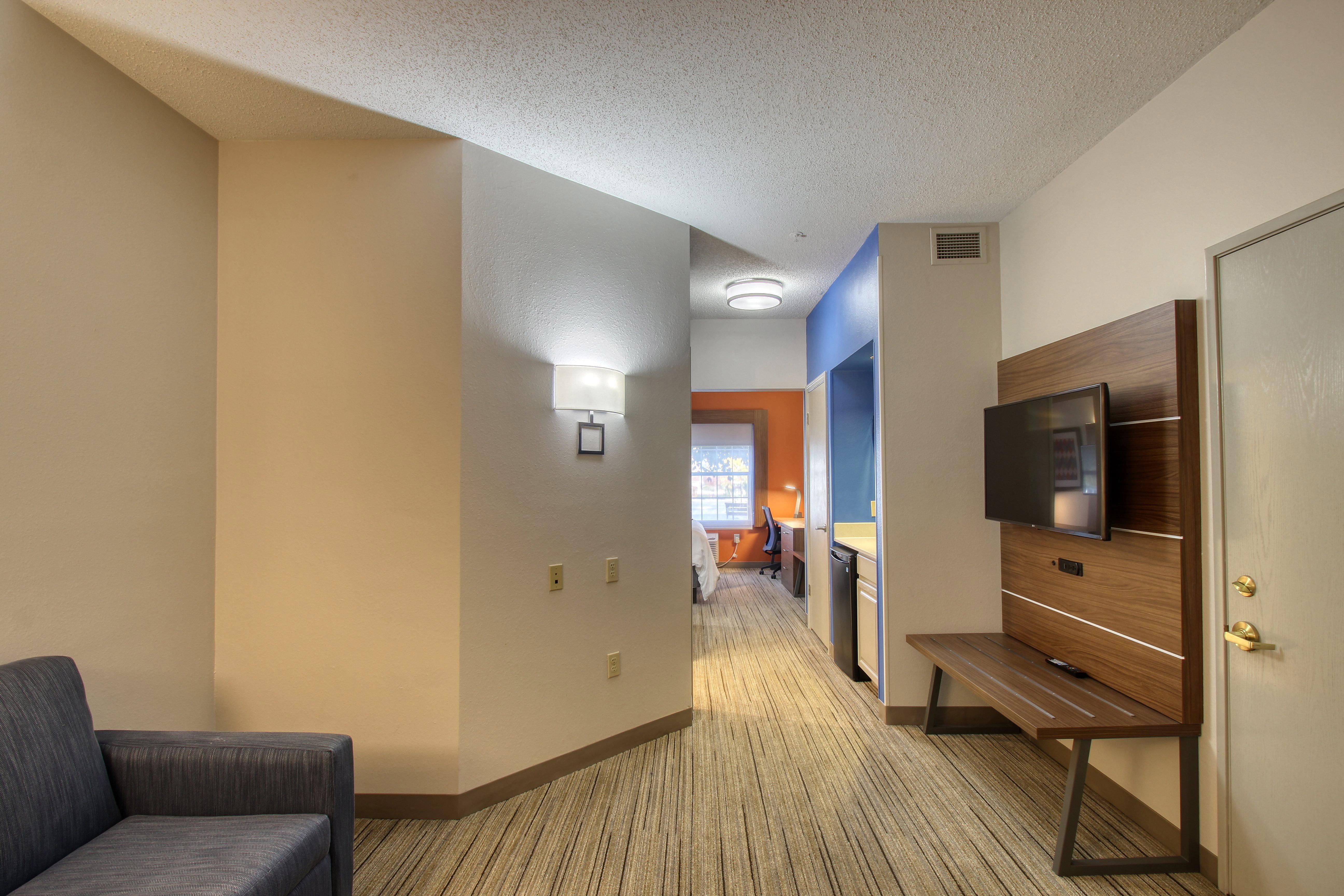 Holiday Inn Express Hotel & Suites Oshkosh - State Route 41 By Ihg Exterior foto