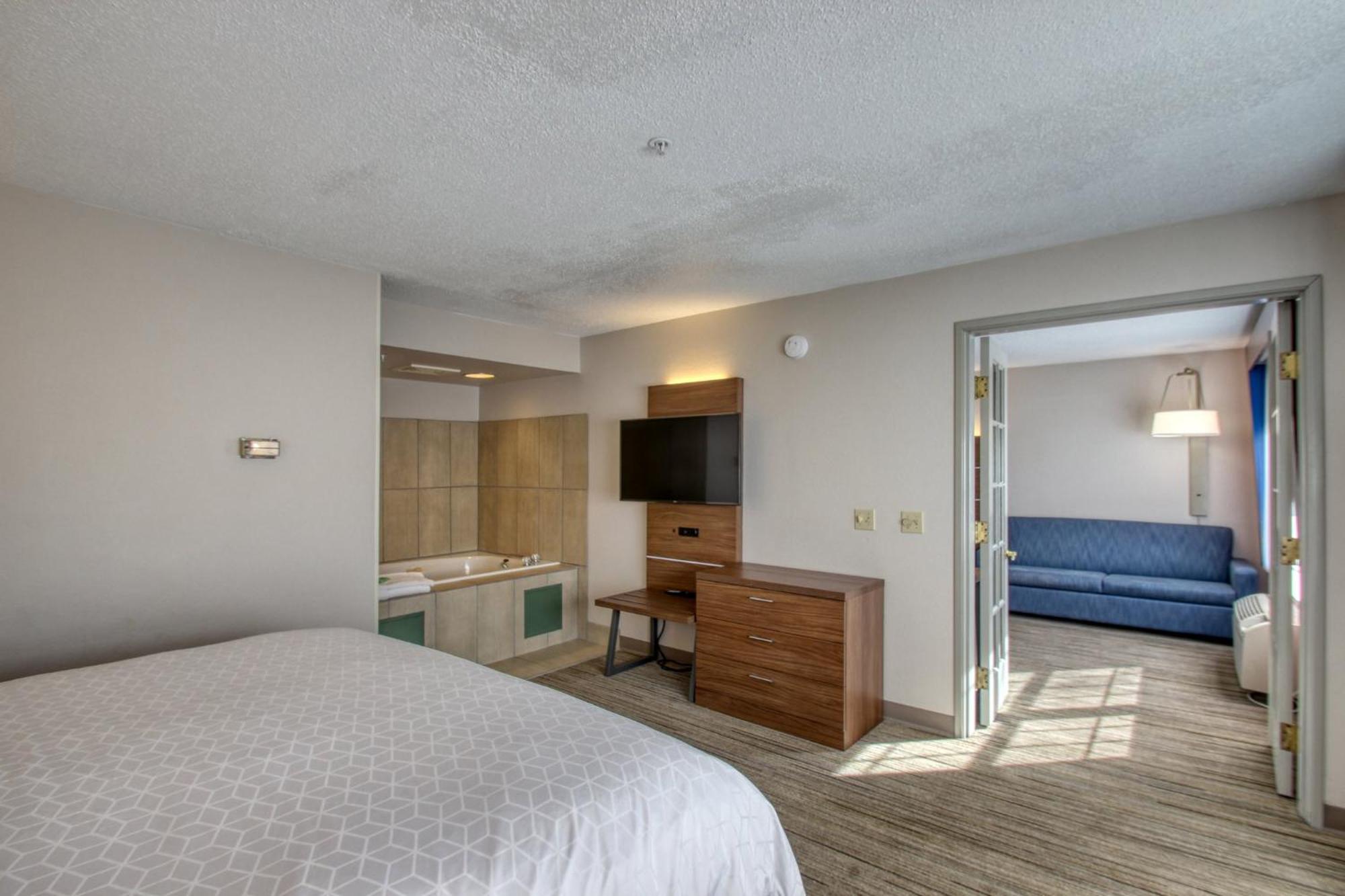 Holiday Inn Express Hotel & Suites Oshkosh - State Route 41 By Ihg Exterior foto