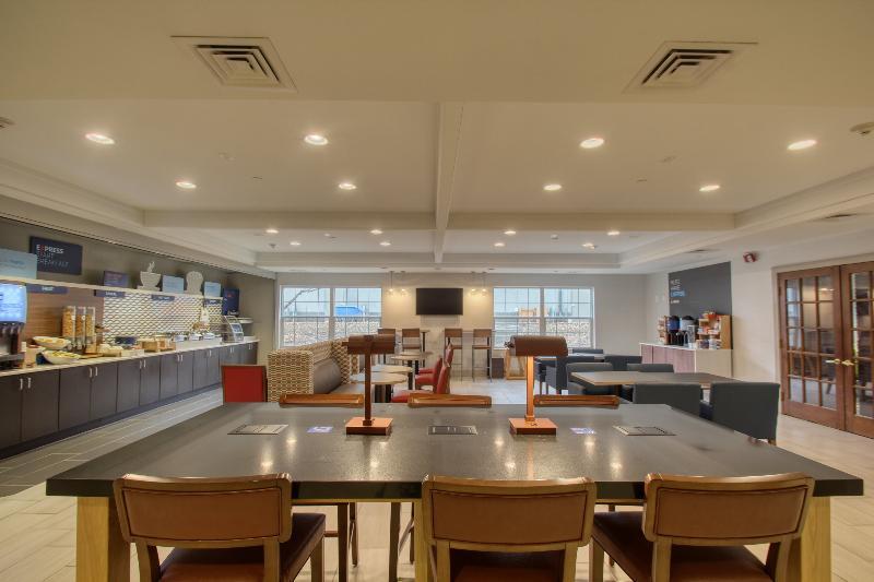 Holiday Inn Express Hotel & Suites Oshkosh - State Route 41 By Ihg Exterior foto