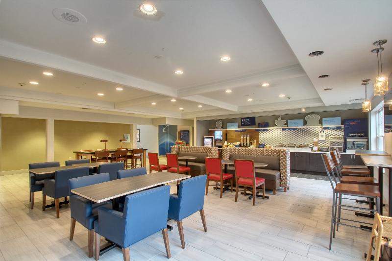 Holiday Inn Express Hotel & Suites Oshkosh - State Route 41 By Ihg Exterior foto