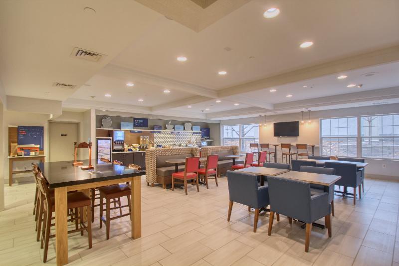 Holiday Inn Express Hotel & Suites Oshkosh - State Route 41 By Ihg Exterior foto